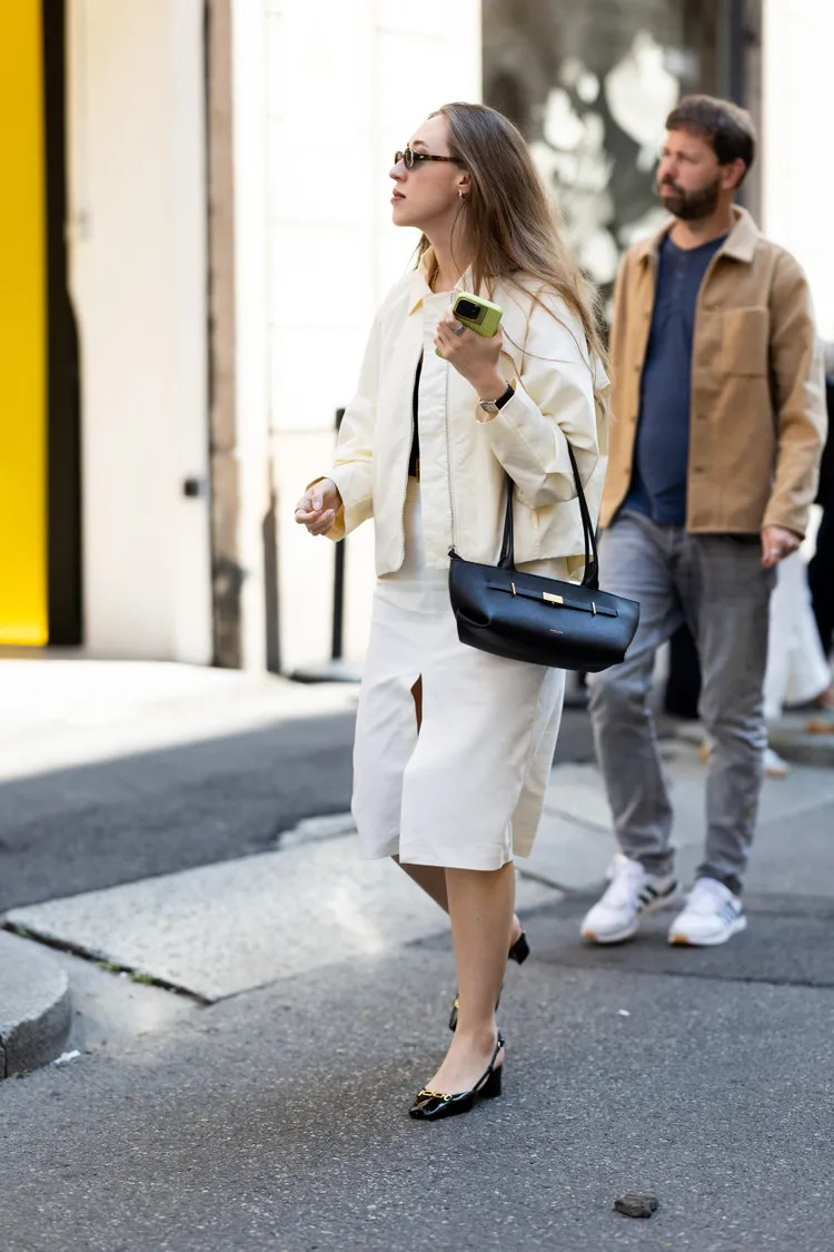 Mẫu túi hình chữ nhật đeo giúp set đồ thêm phần cuốn hút - Ảnh: Getty Images