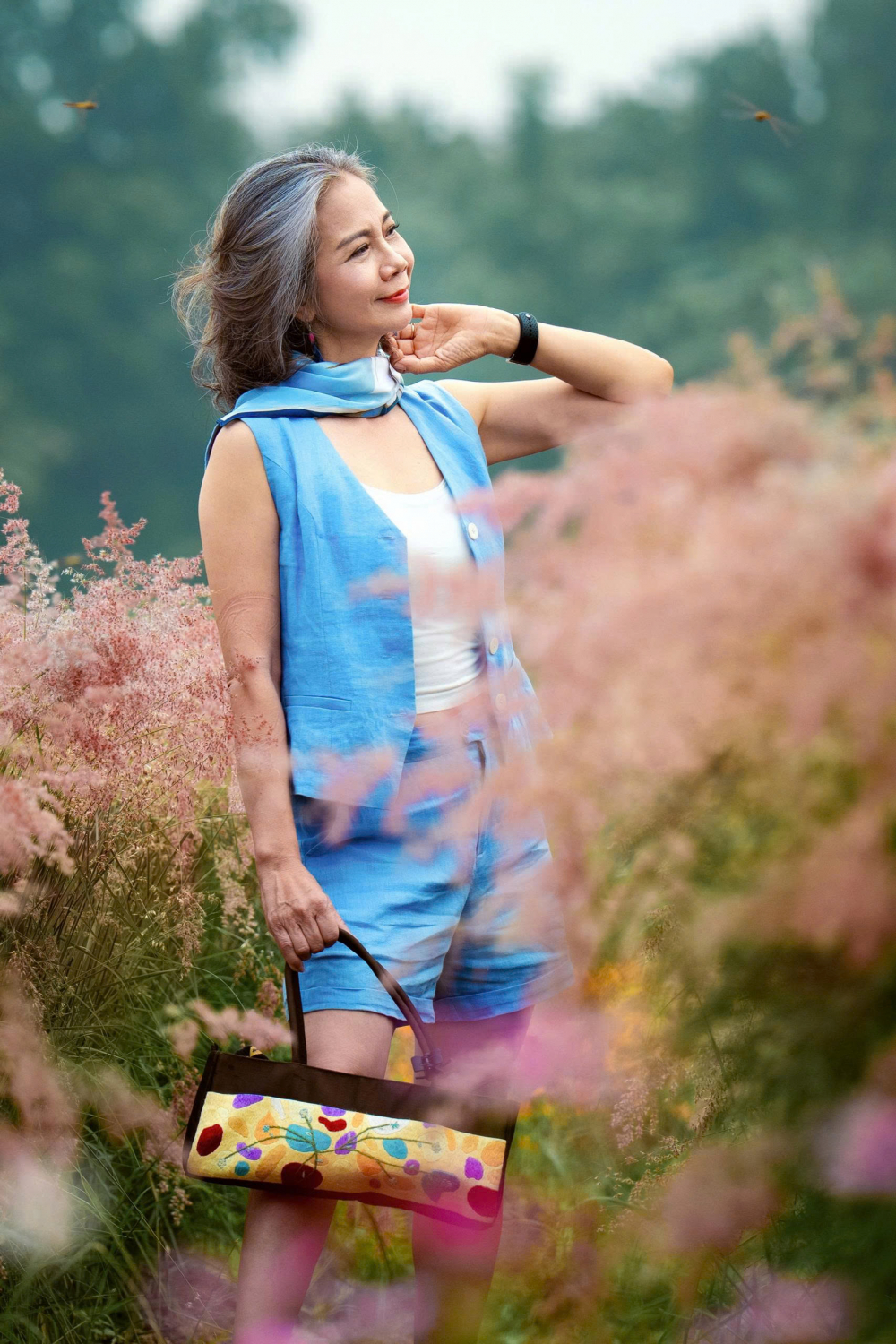 Chị Phạm Thị Hồng Hạnh trong màu xanh cobalt sang trọng, tao nhã