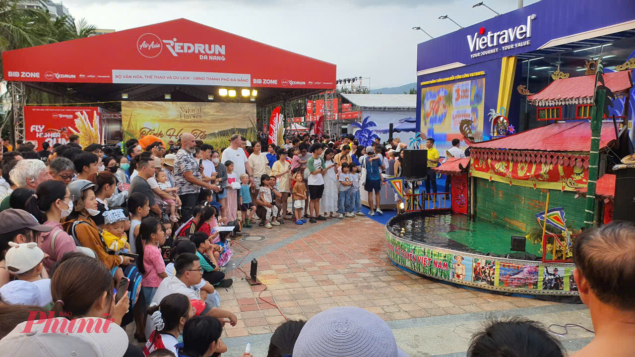 Du khách thích thú xem biểu diễn múa rối nước