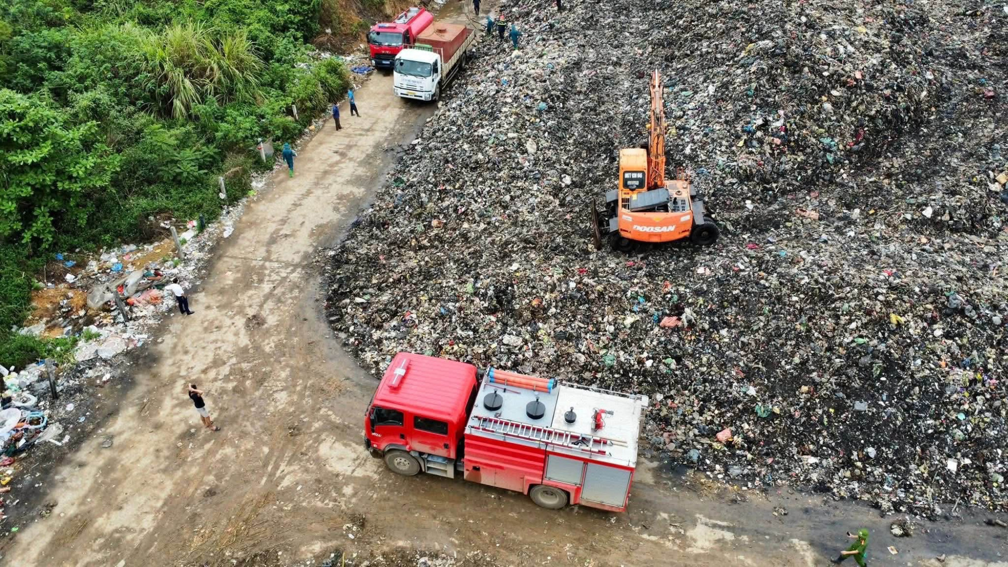 Phải mất hơn 10 ngày dập lửa, đám cháy mới được dập tắt hoàn toàn - Ảnh: Khánh Trung