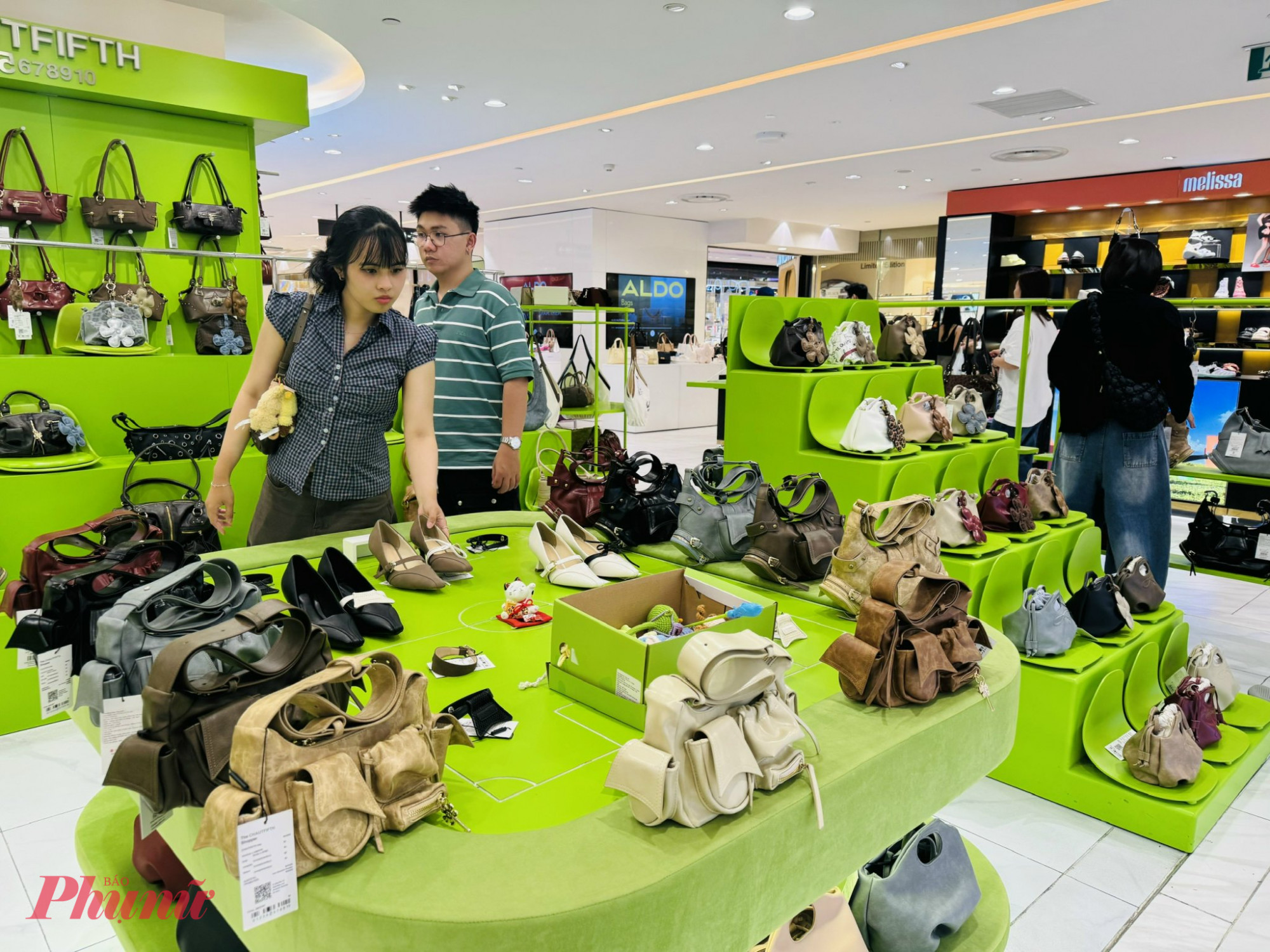 Các san phẩm thời trang tại đây đều đang giảm giá từ khoảng 30%, tất cả đều là hàng mới