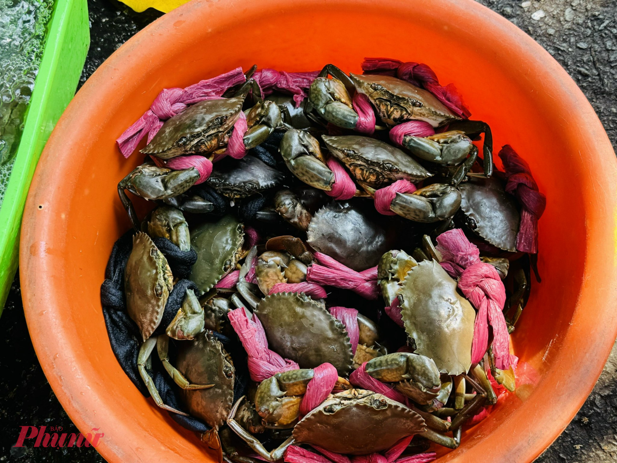 Cua biển loại 4 con/kg giá 400.000 đồng/kg, chỉ tăng nhẹ khoảng 50.000 đồng/kg, trong khi các dịp lễ trước có thể tăng lên từ 500.000 - 600.000 đồng/kg