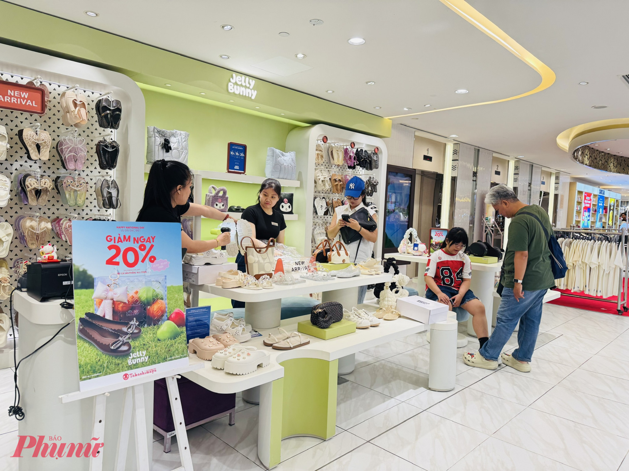 Khu sản phẩm tập trung đông khách nhất vẫn là các sản phẩm túi xách, giày dép