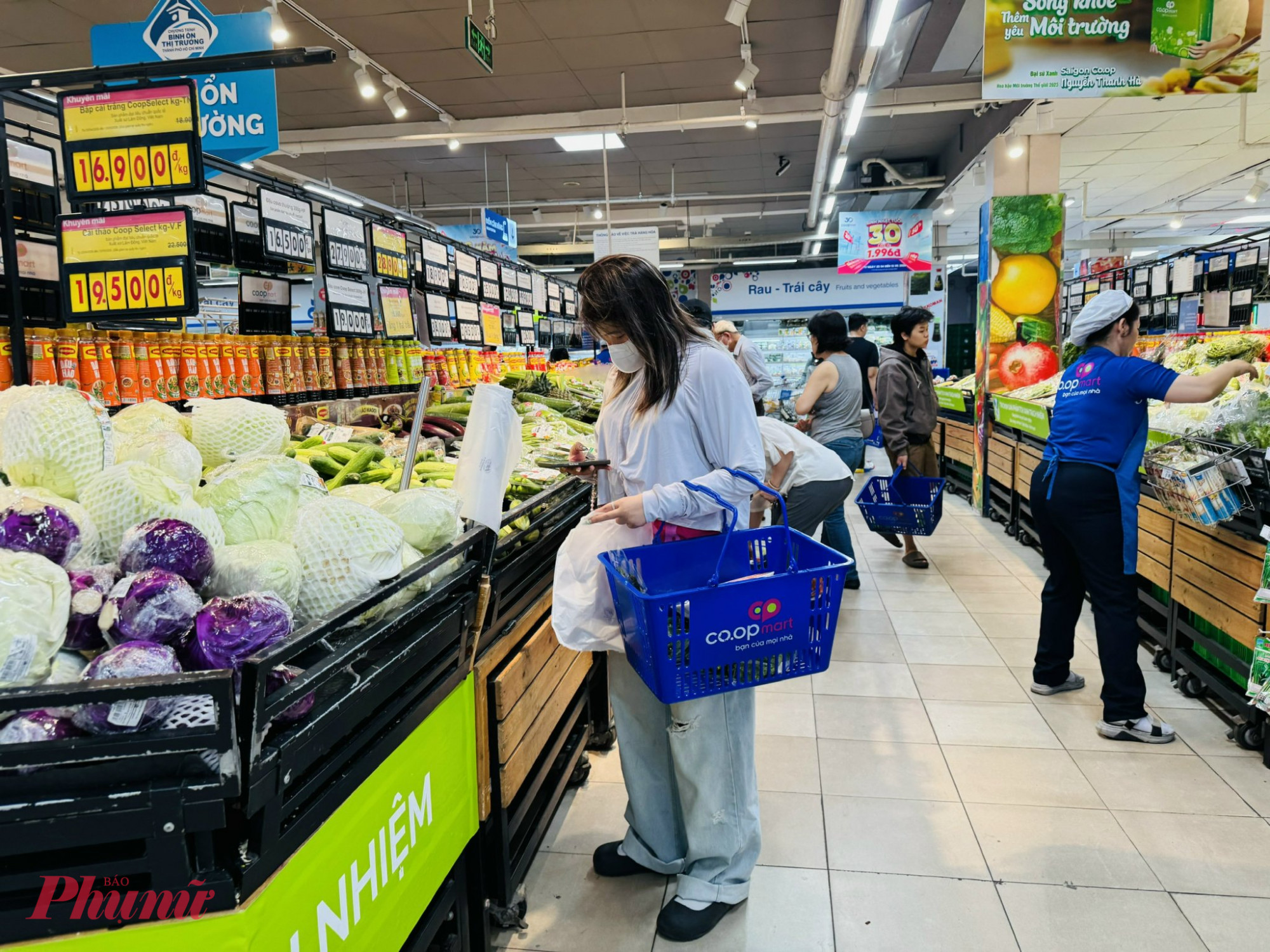 Còn tại siêu thị Co.opMart Cống Quỳnh, Phường Cầu Ông Lãnh, TPHCM, cũng có đông khách đến mua sắm hơn   