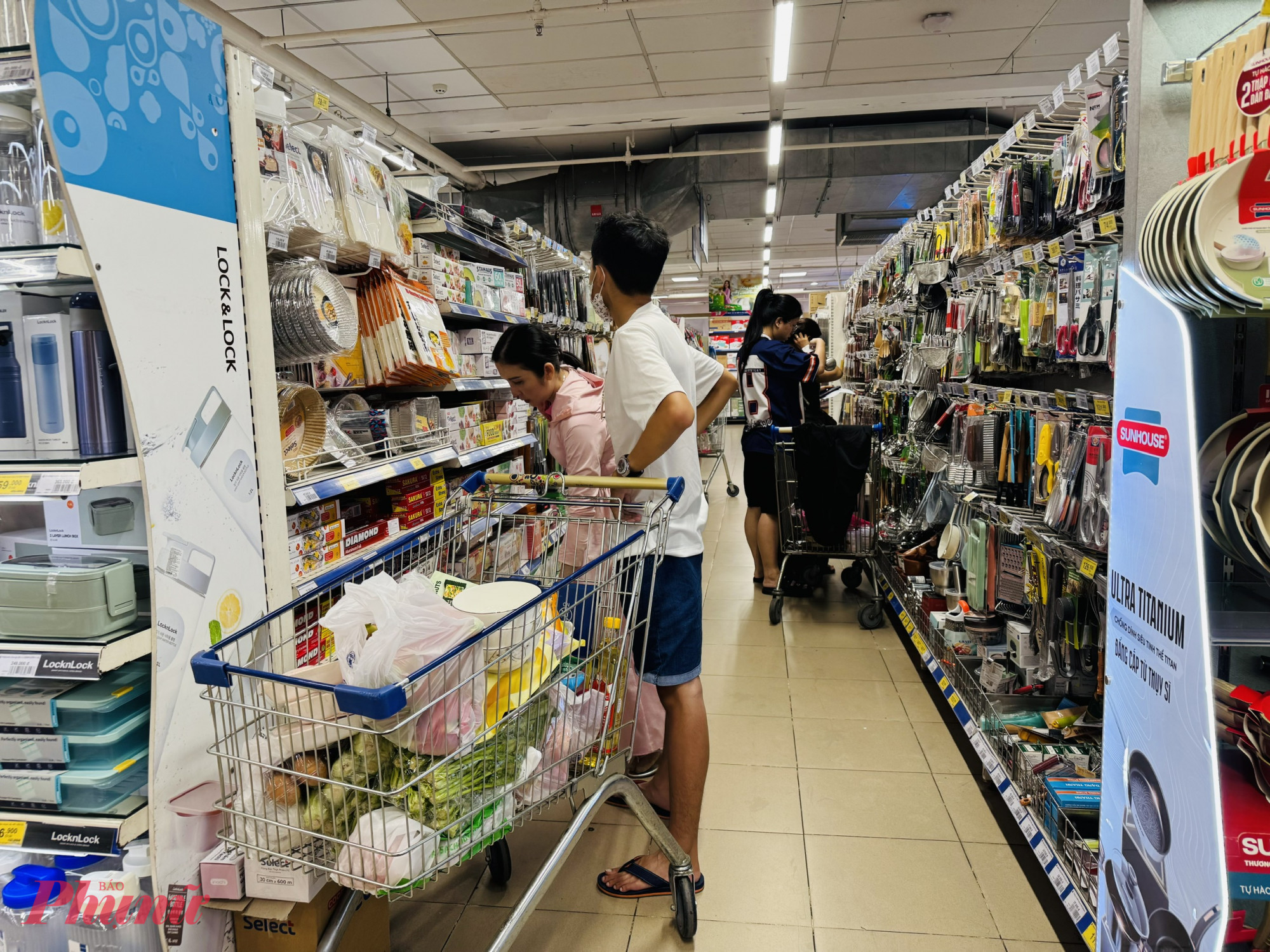 Các quầy bán các sản phẩm thiết yếu cũng có đông khách mua sắm