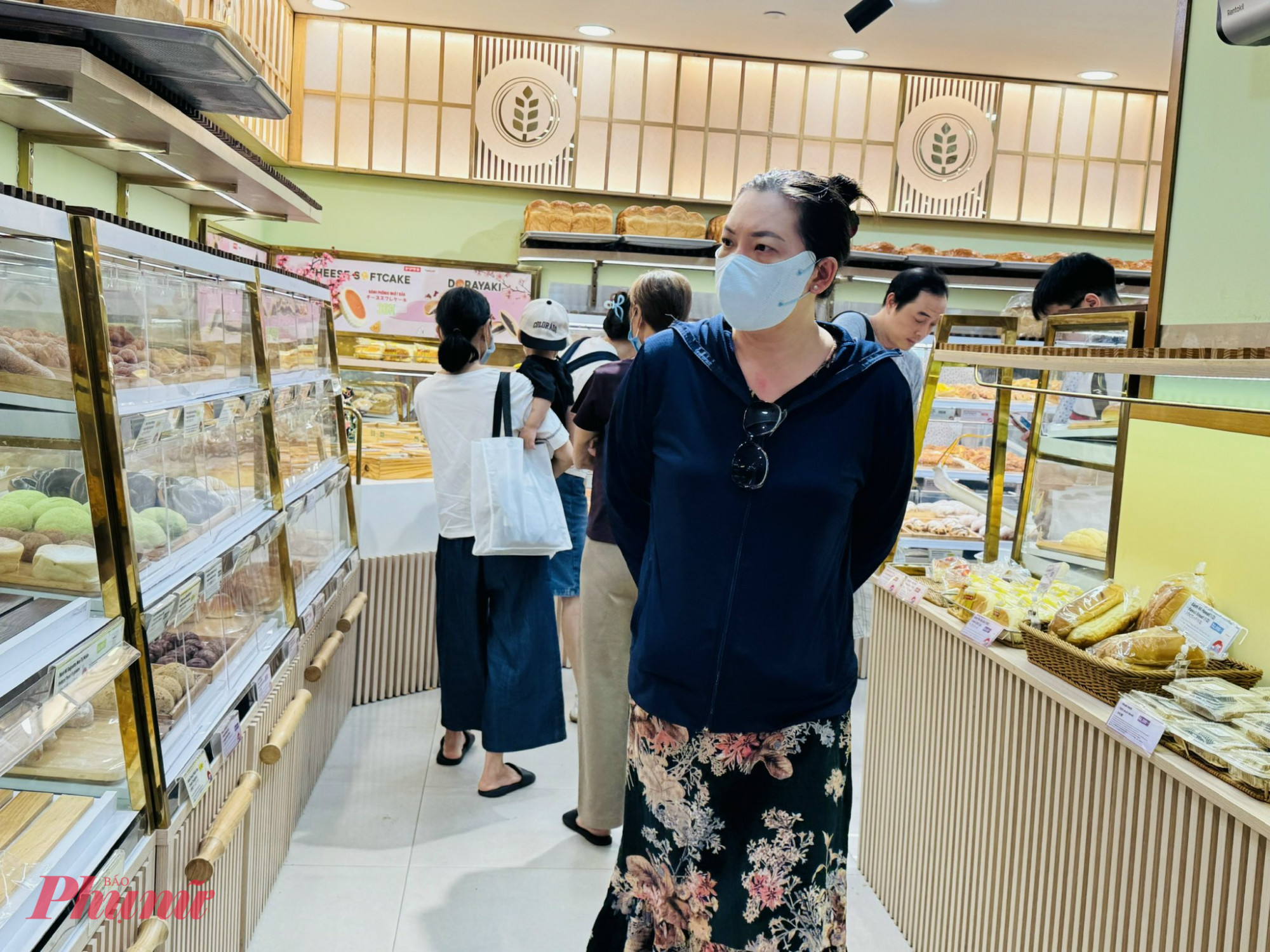 Nhiều khách sẽ mua thực phẩm tự chọn rồi ra khu vực chung 