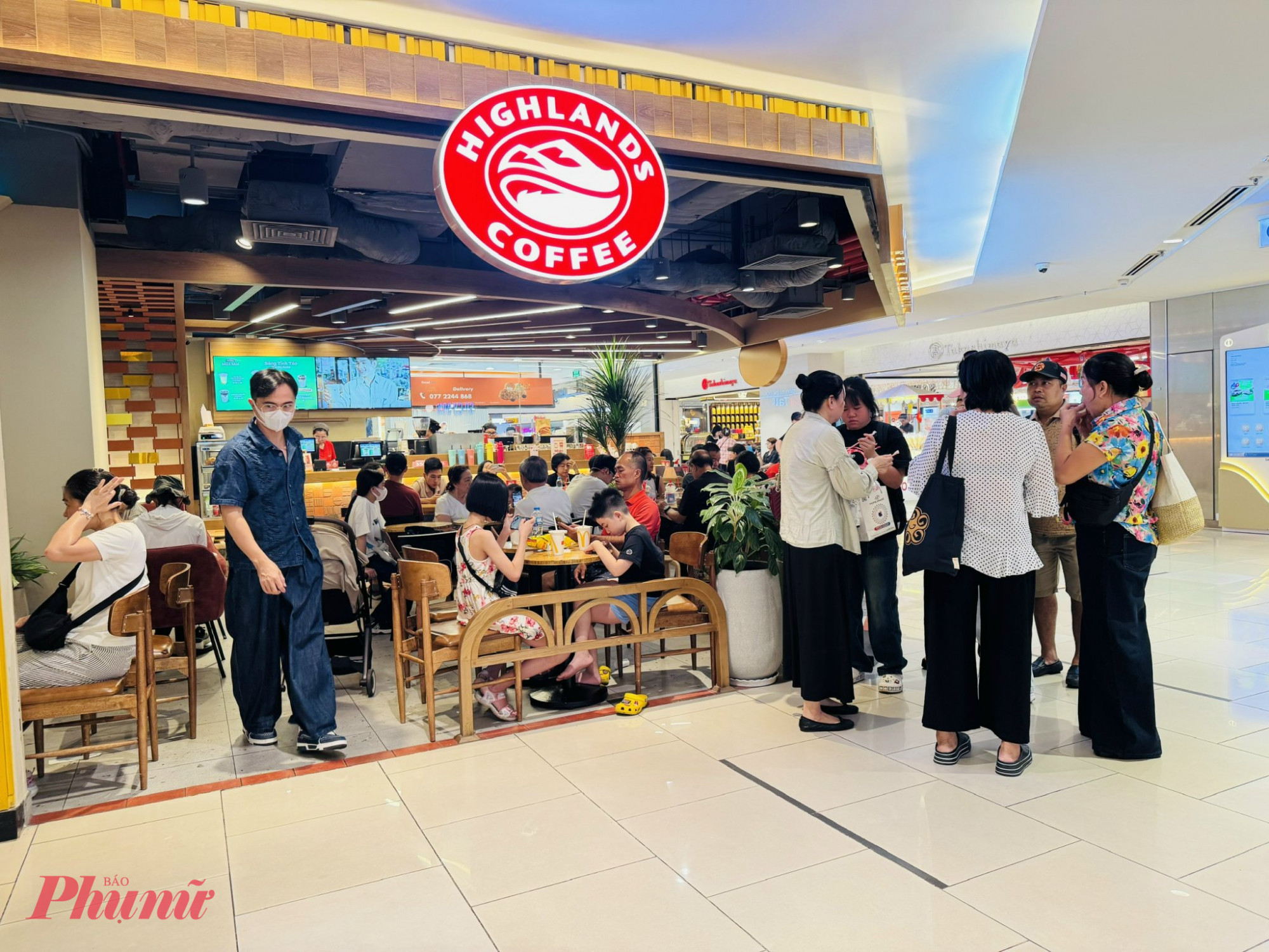 Các quán nước giải khát, lượng khách cũng đứng chờ khá đông 