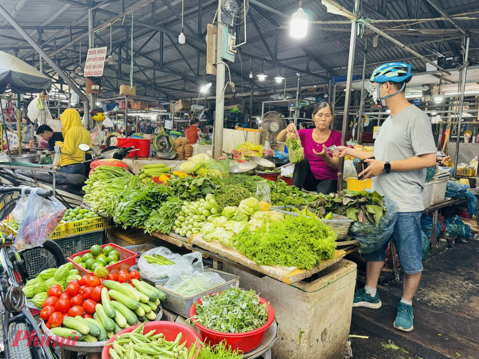 Thông thường, giá các loại rau sẽ tăng vào dịp lễ, nhưng hiện tại, giá rau còn rẻ hơn ngày thường. Theo ghi nhận, các loại như bầu, bí, bí đỏ, rau lang, rau muống, mồng tơi... đều có giá chỉ 15.000 đồng/kg, bắp cải xanh hay trắng chỉ 15.000 đồng/bông. Như vậy, so với ngày thường, giá các loại rau này  