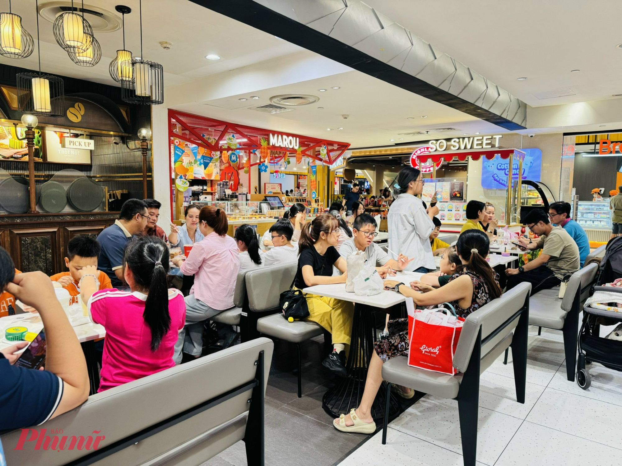 Một số khu vực đã kín hết bàn