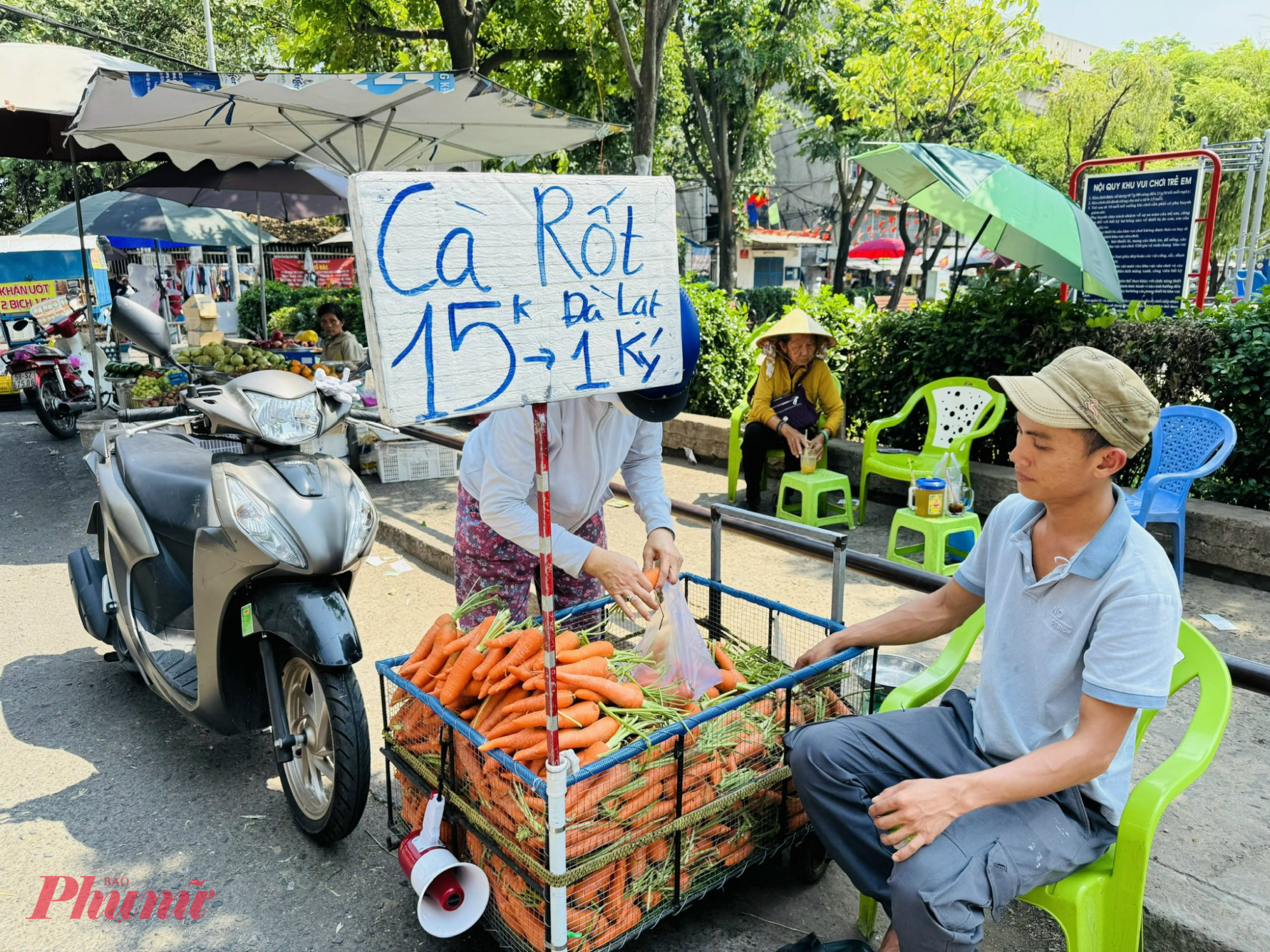 Thậm chí cà rốt Đà Lạt chỉ có 15.000 đồng/kg, trong khi bình thường phải trên 30.000 đồng/kg