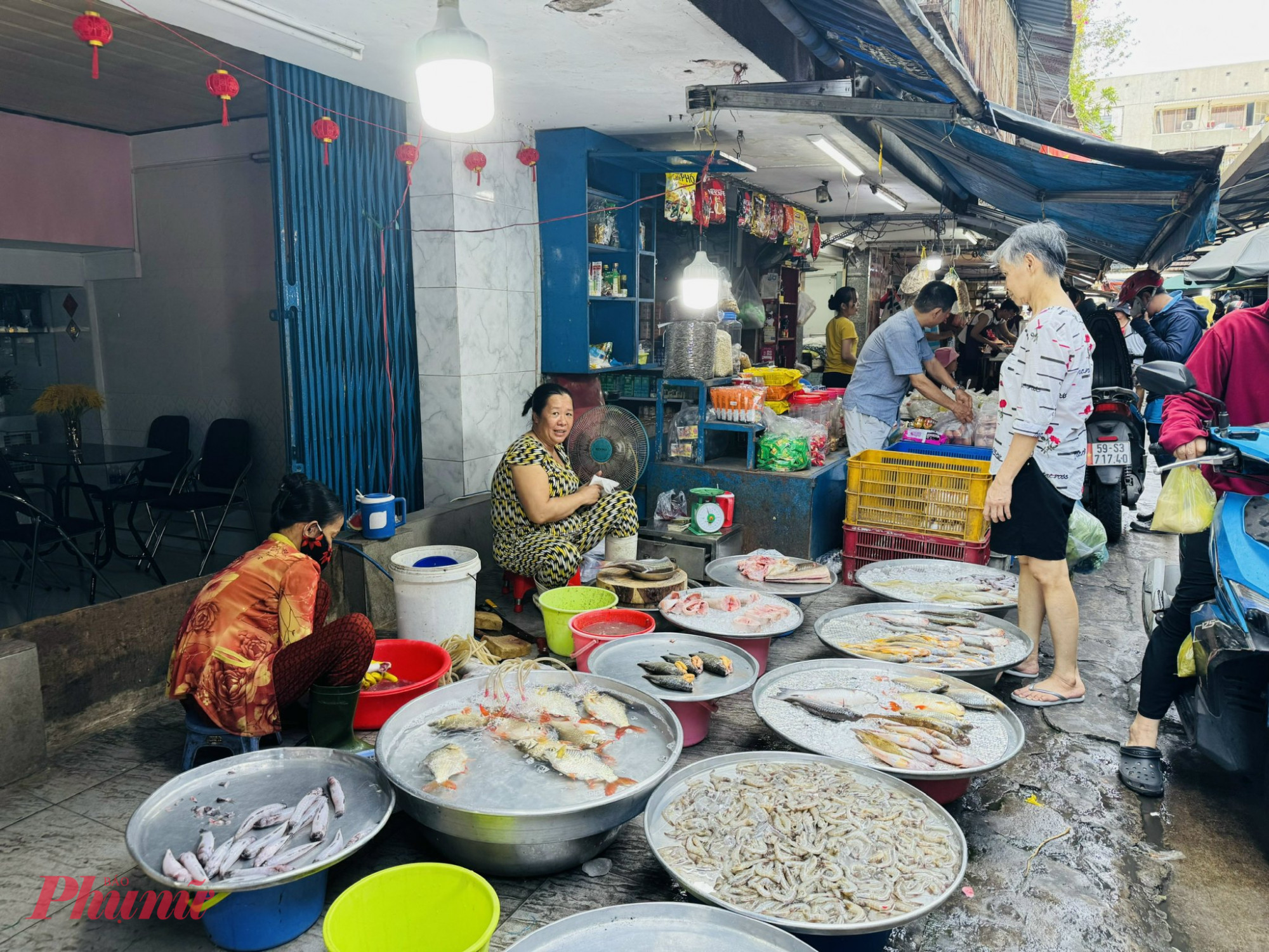 Khu vực bán cá tép cũng vắng khách