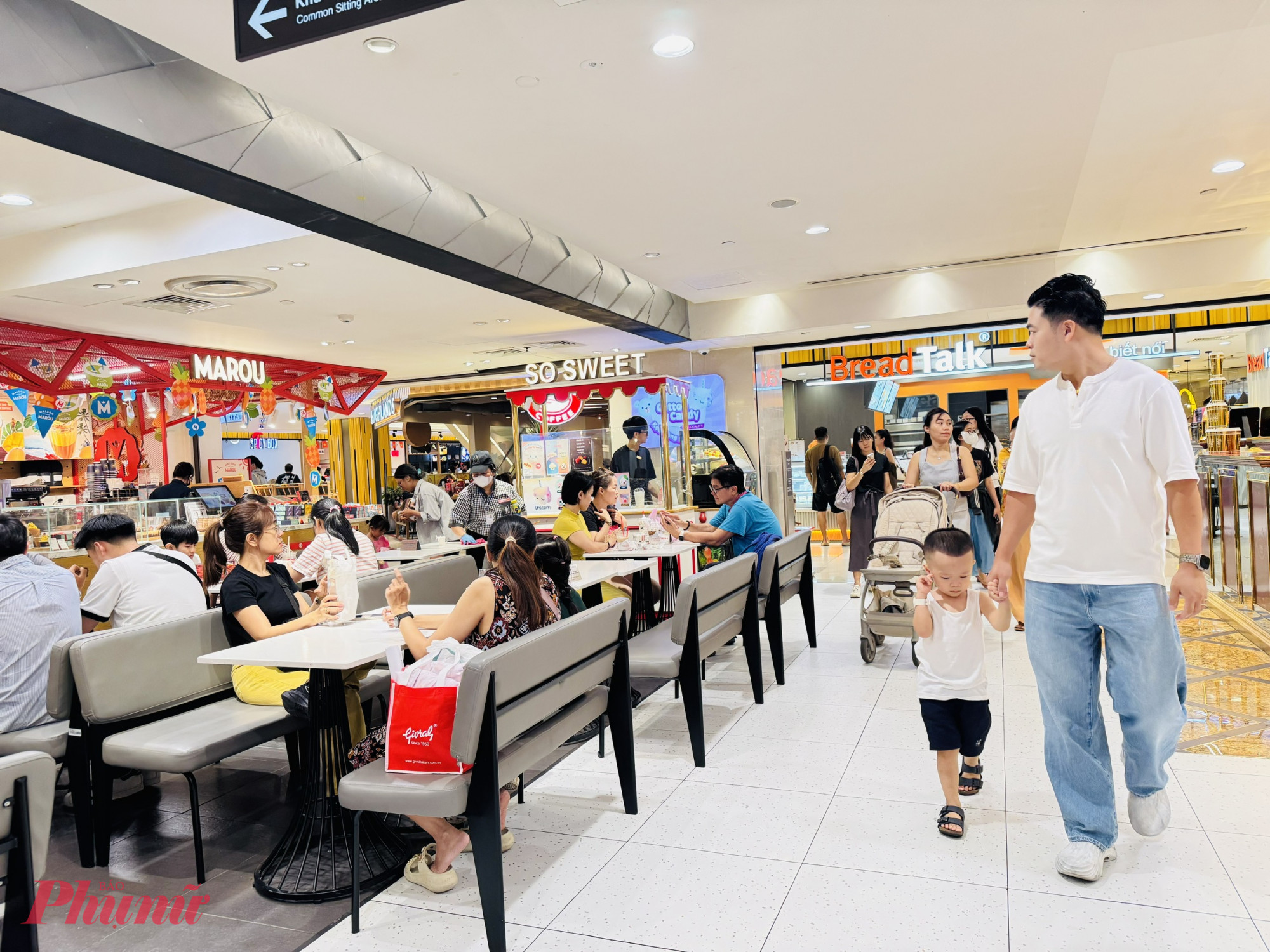 Sầm uất nhất là phân khu ẩm thực, nơi quy tụ hệ thống nhà hàng, quán ăn và khu thực phẩm chế biến sẵn, đáp ứng tối đa nhu cầu tự chọn của thực khách