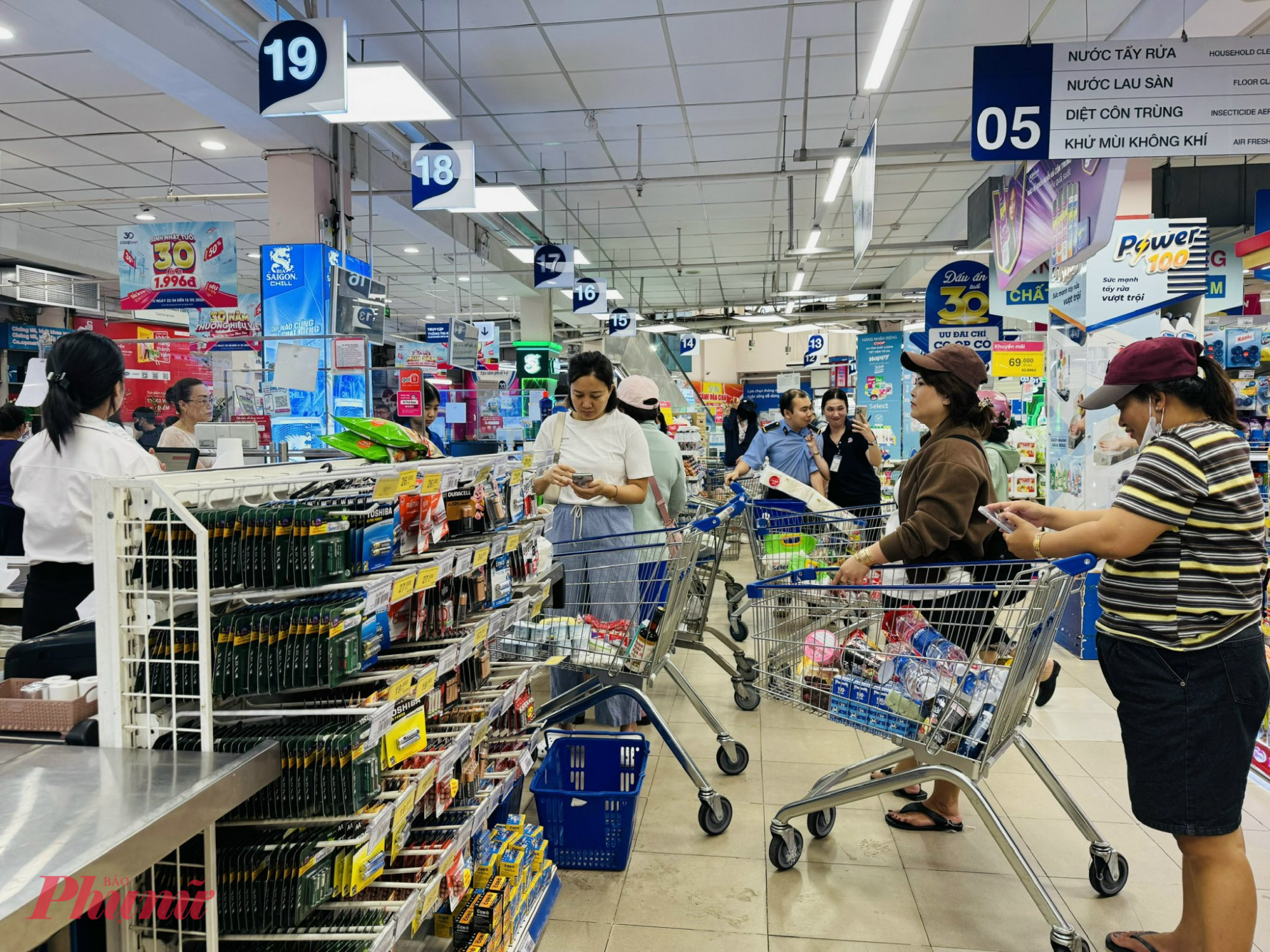 Tại các khu vực tính tiền, khách phải đợi một lúc vì 