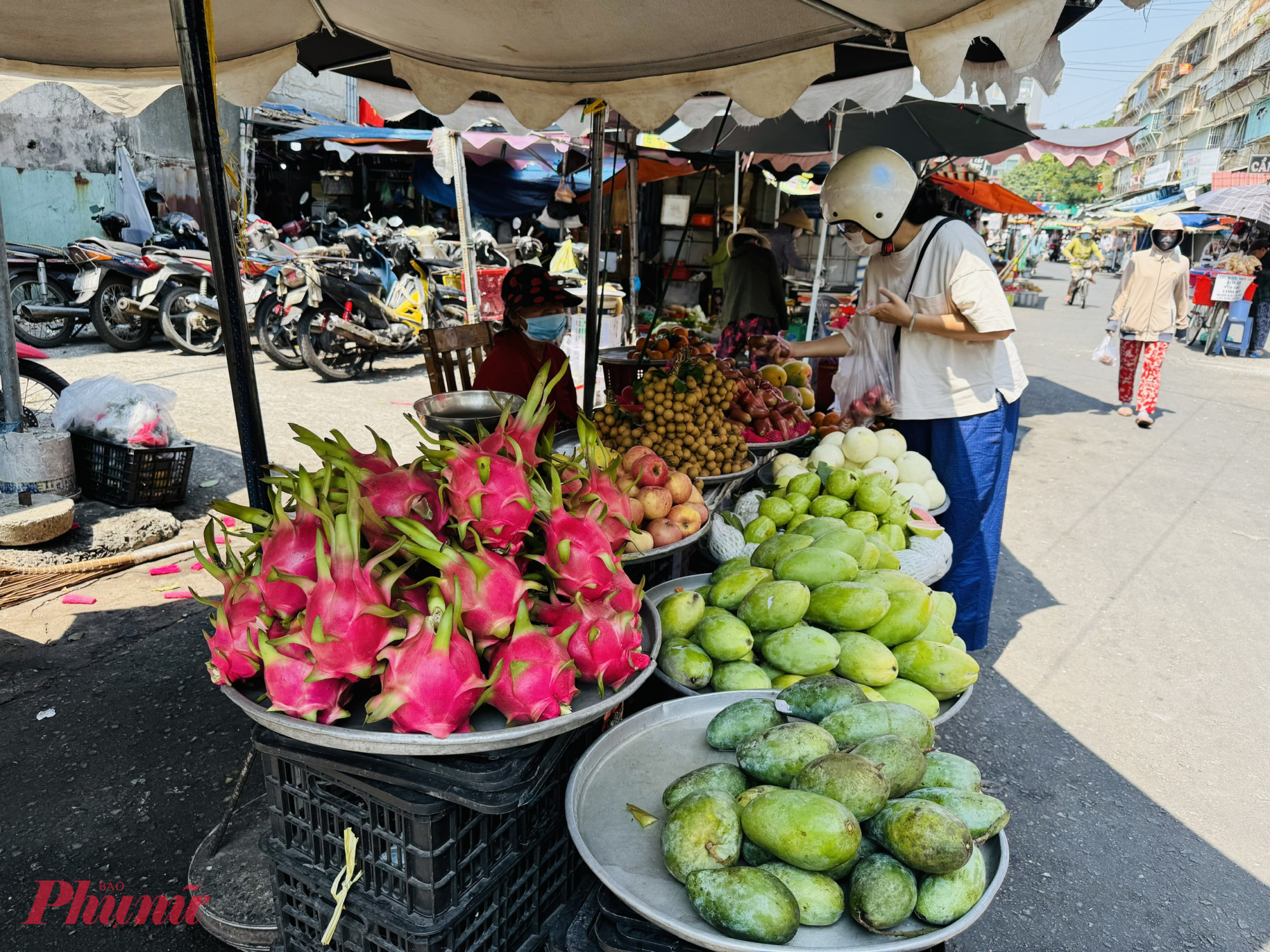 Trái cây cũng không khá khẩm hơn, lượng khách mua cũng rất ít. 