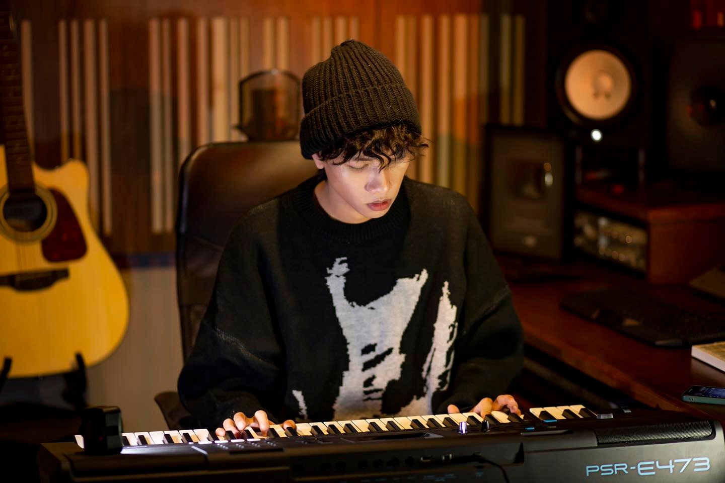 Hoaprox làm việc trong phòng thu chuẩn bị ra mắt album đầu tay trong sự nghiệp