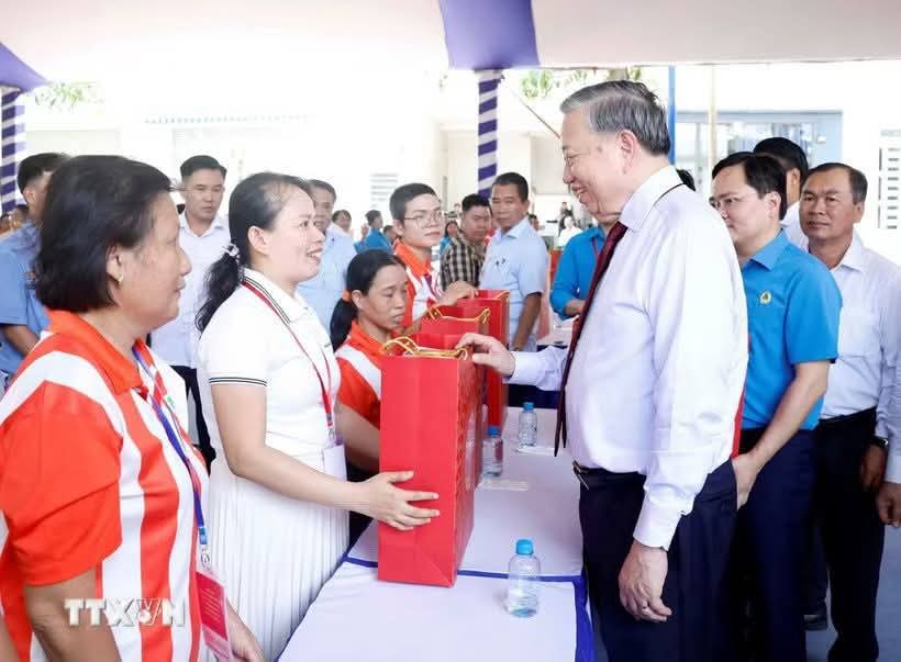 Tổng Bí thư, Chủ tịch nước Tô Lâm và đoàn công tác của Trung ương đến thăm, động viên công nhân, người lao động tại Thành phố Hồ Chí Minh. Ảnh: Thống Nhất – TTXVN