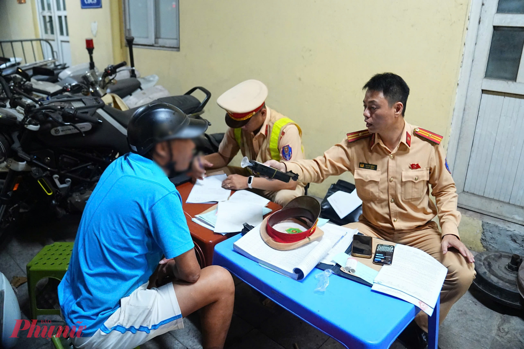 Quá trình di chuyển vào điểm kiểm tra nồng độ cồn, ông C.có biểu hiện say xỉn rõ ràng nhưng nhất quyết không chấp hành yêu cầu kiểm tra nồng độ cồn  và cho rằng, mình chỉ uống một lon bia.