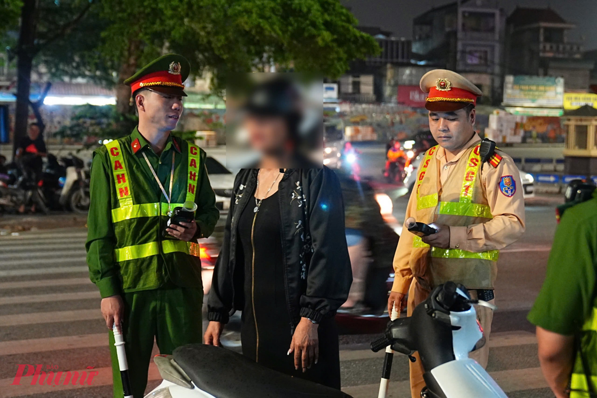 Đáng chú ý, sau khi bị CSGT dừng xe yêu cầu thổi nồng độ cồn, một số tài xế điều khiển xe máy không chấp hành.