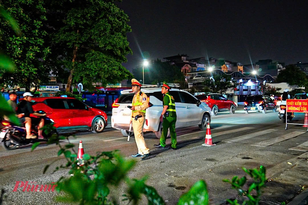 Tối ngày 26/4 (tức 10/3 âm lịch), tổ công tác đội CSGT đường bộ số 1 phối hợp cùng công an phường Hoàn Kiếm kiểm tra, xử lý vi phạm nồng độ cồn tại tuyến đường Trần Nhật Duật (phường Hoàn Kiếm, TP Hà Nội).