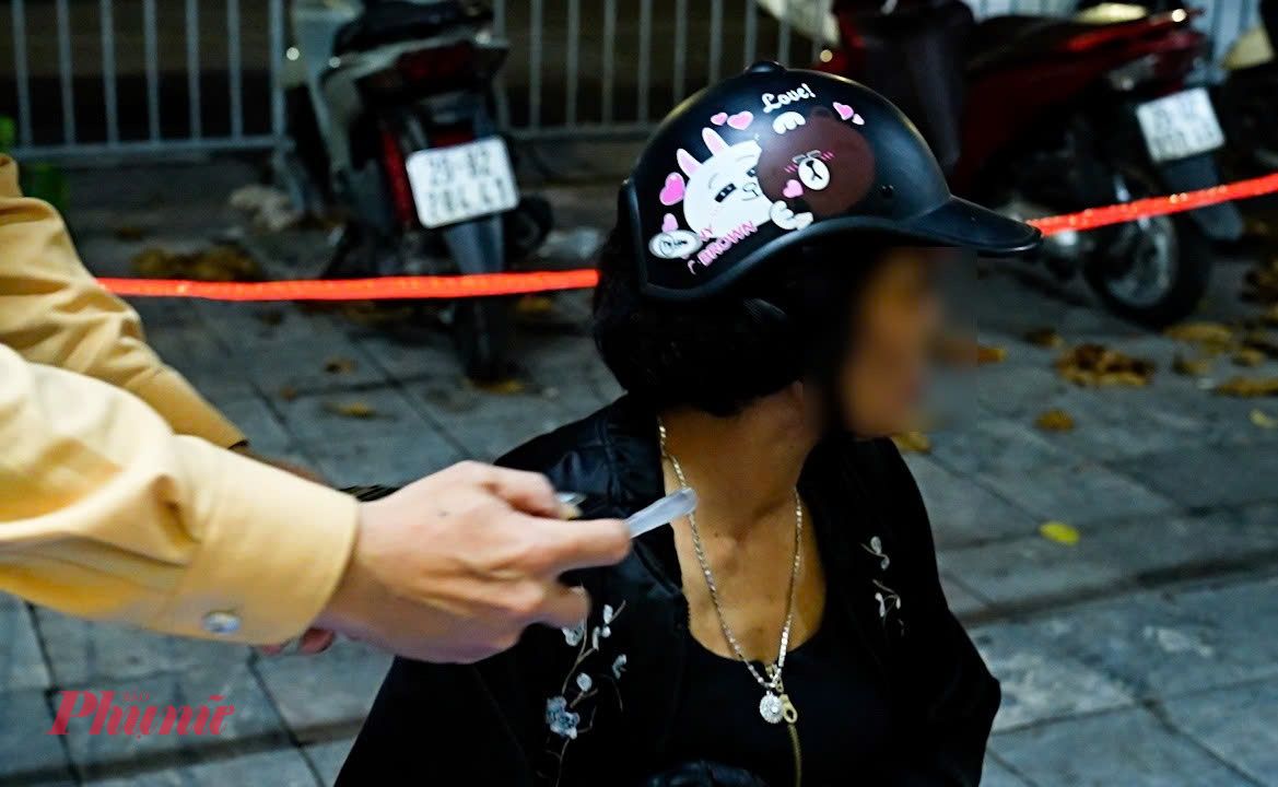 Tuy nhiên, khi bị cảnh sát yêu cầu đo nồng độ cồn, bà N. không chấp hành yêu cầu, liên tục không thực hiện thổi vào máy đo. Sau nhiều lần đề nghị nhưng bà N. kiên quyết không thực hiện, CSGT đã tiến hành lập biên bản vi phạm hành chính làm căn cứ xử phạt.