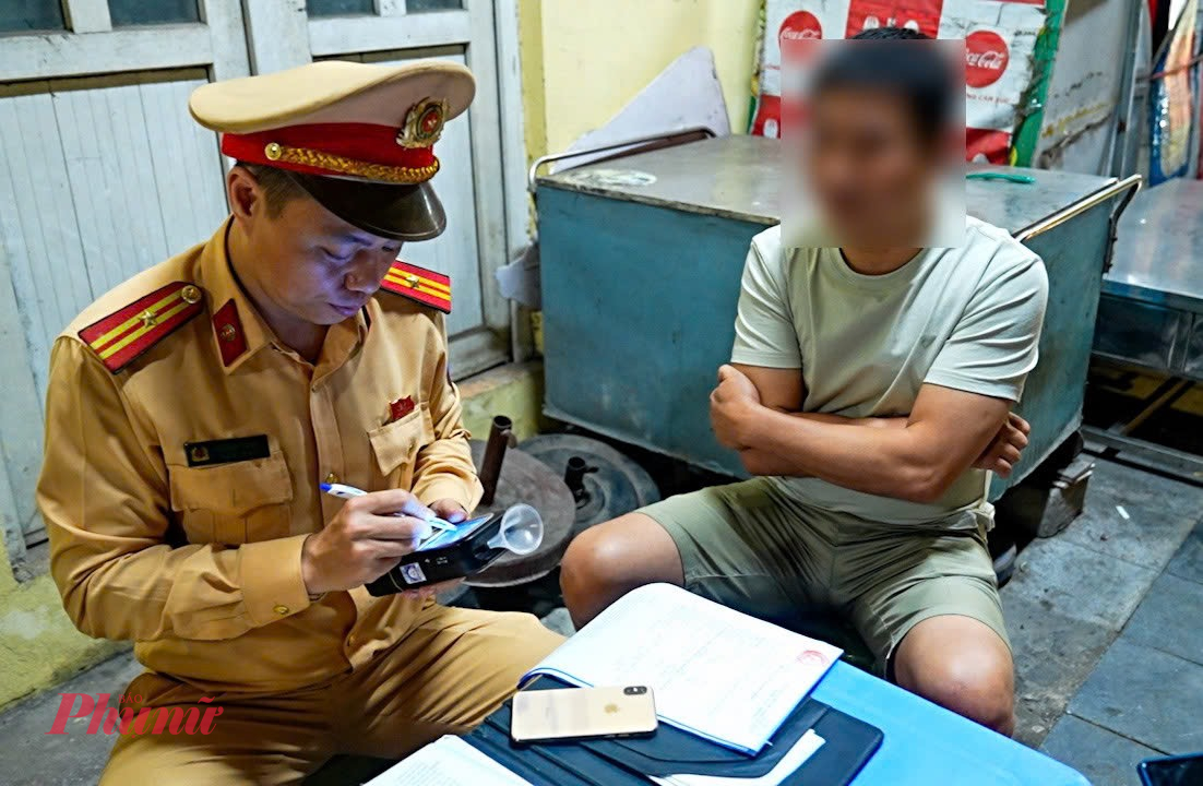 Anh T.H.T cho biết trong dịp lễ,  thấy CSGT đứng ở các điểm giao thông để phân luồng, điều tiết xe cộ, anh nghĩ sẽ không kiểm tra nồng độ cồn. Tuy nhiên, sau khi dự tiệc và đã có sử dụng bia, anh T. điều khiển xe máy về nhà thì bị lực lượng CSGT kiểm tra và xử lý vi phạm ở mức 0,027 mg/L khí thở.