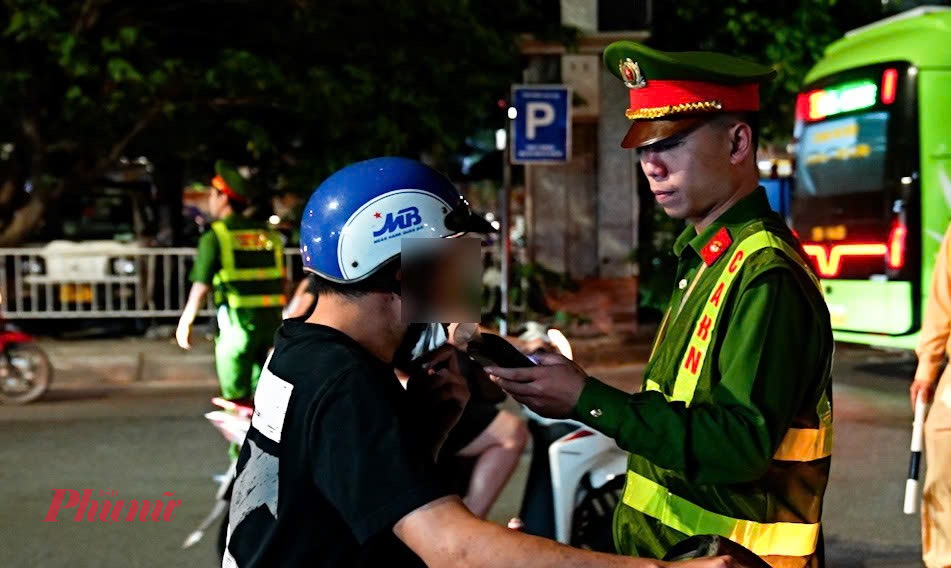 Sau 1 giờ tuần tra, kiểm soát, lực lượng chức năng đã phát hiện và xử lý nhiều trường hợp xe gắn máy vi phạm nồng độ cồn, có trường hợp vi phạm nồng độ cồn ở mức rất cao, gấp nhiều lần mức xử lý cao nhất.