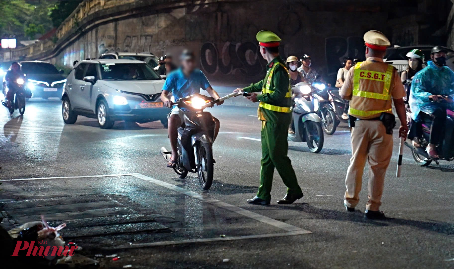 Khoảng 7 phút sau,  tổ công tác phát hiện ông K.VC điều khiển xe máy có biểu hiện nghi vấn nên đã ra hiệu lệnh dừng phương tiện để kiểm tra. 