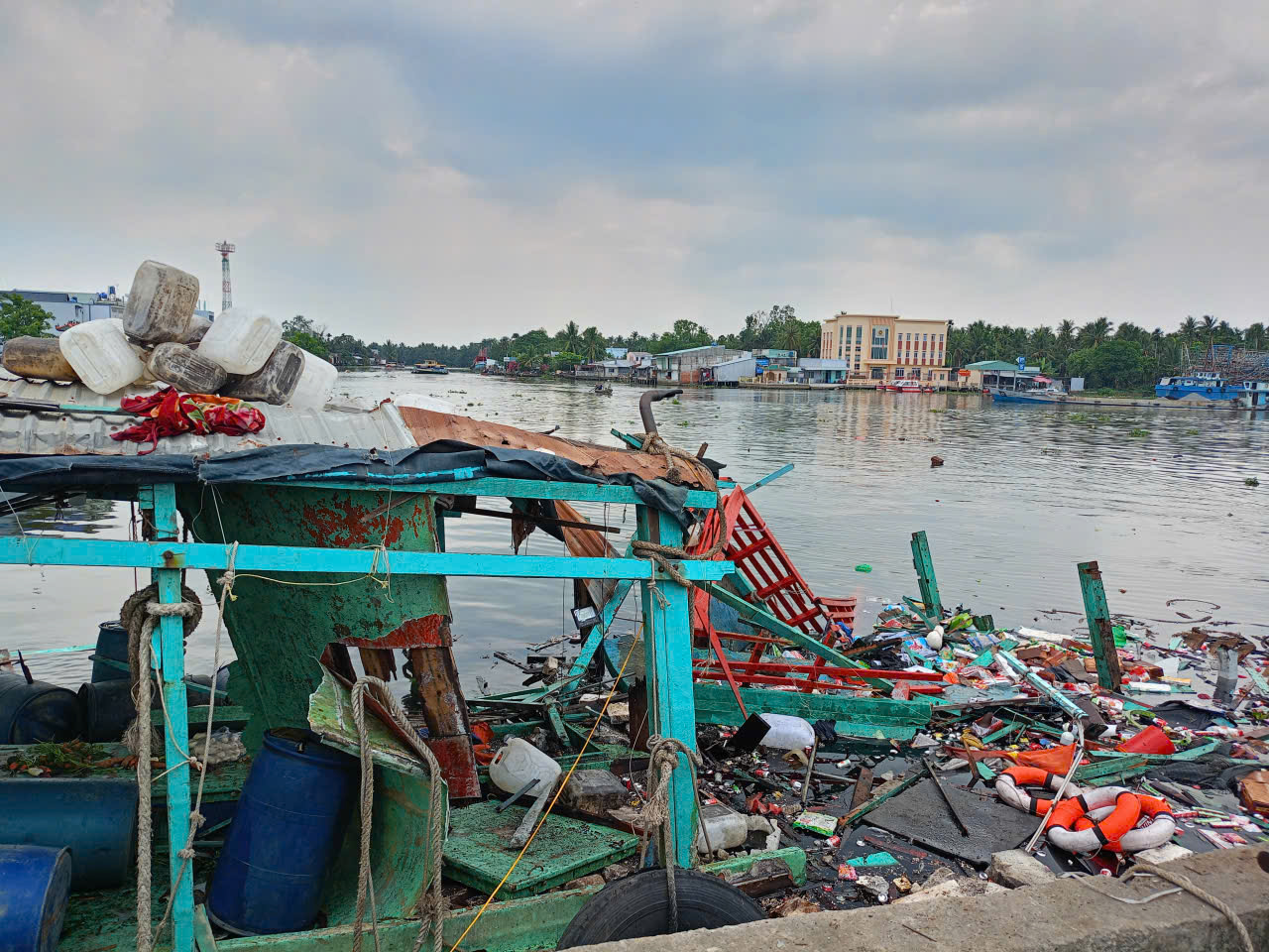 Tàu cá bị nổ nghi do rò rỉ khí ga - Ảnh CTV