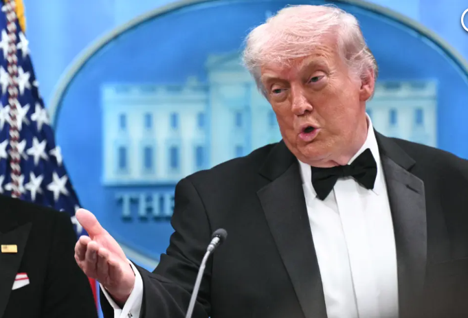 Tổng thống Trump tuyên bố hôm Chủ nhật rằng cơ sở hạ tầng dầu mỏ của Iran có thể phát nổ trong khoảng ba ngày nữa vì các vấn đề cơ học trở nên trầm trọng hơn do lệnh phong tỏa của Mỹ đối với các tàu của họ. AFP qua Getty Images