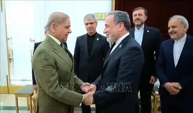 Thủ tướng Pakistan Muhammad Shehbaz Sharif (trái) trong cuộc gặp Ngoại trưởng Iran Seyed Abbas Araghchi (phải, phía trước) tại Islamabad, ngày 25/4/2026. Ảnh: THX/TTXVN