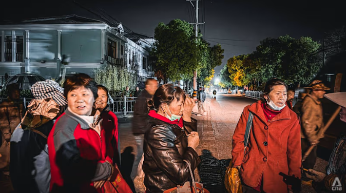 Những phụ nữ lớn tuổi đứng chờ việc từ tờ mờ sáng