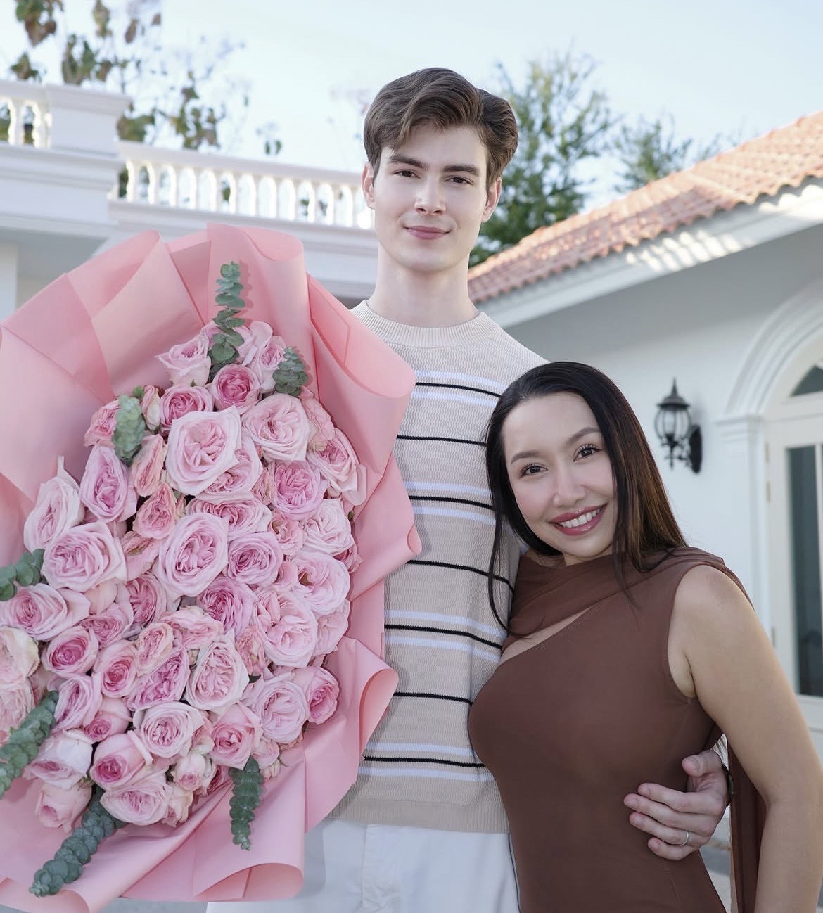 Pugun và chồng kém tuổi điển trai - Ảnh: Instagram nhân vật