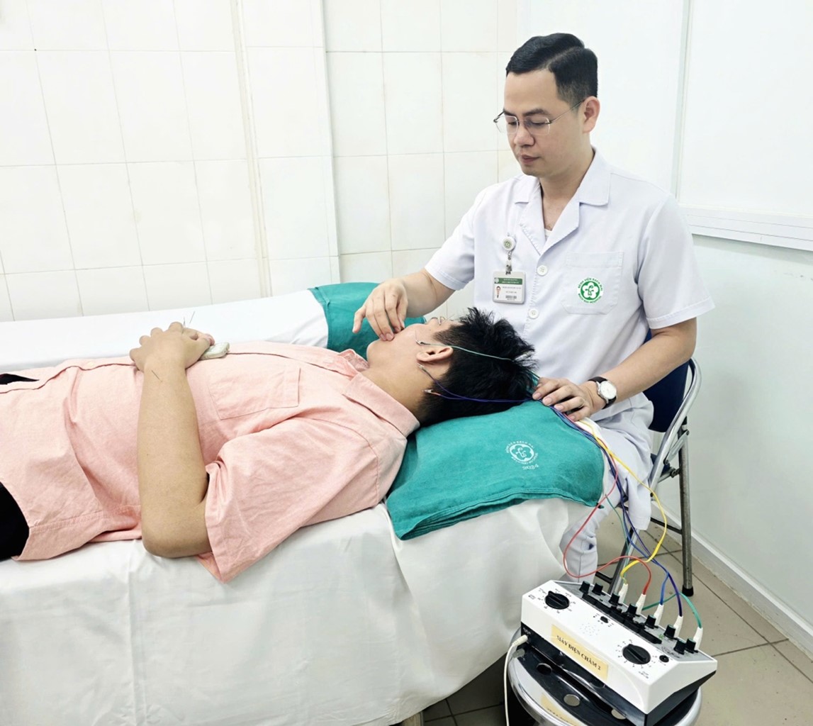 ThS. BS Hoàng Duy Luân, Khoa Y học cổ truyền - Bệnh viện Bạch Mai điện châm cho người bệnh liệt mặt