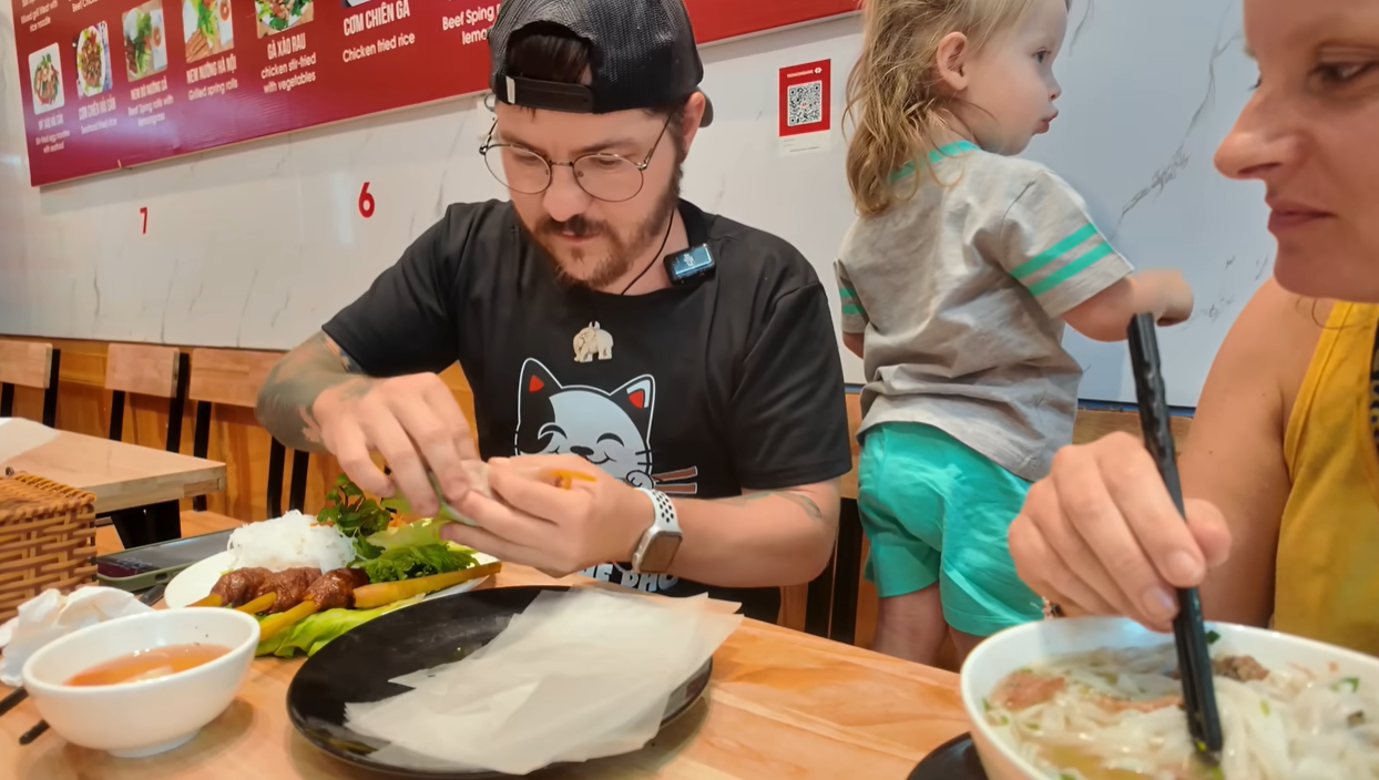 Cặp đôi Mỹ rất thích ẩm thực Việt Nam - Ảnh: cắt từ clip