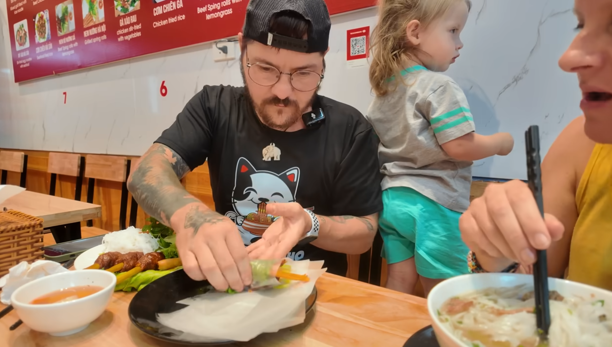 Gỏi cuốn, nem nướng... được ăn kèm với rau xanh được cặp đôi đánh giá là cân bằng dinh dưỡng - Ảnh: cắt từ clip