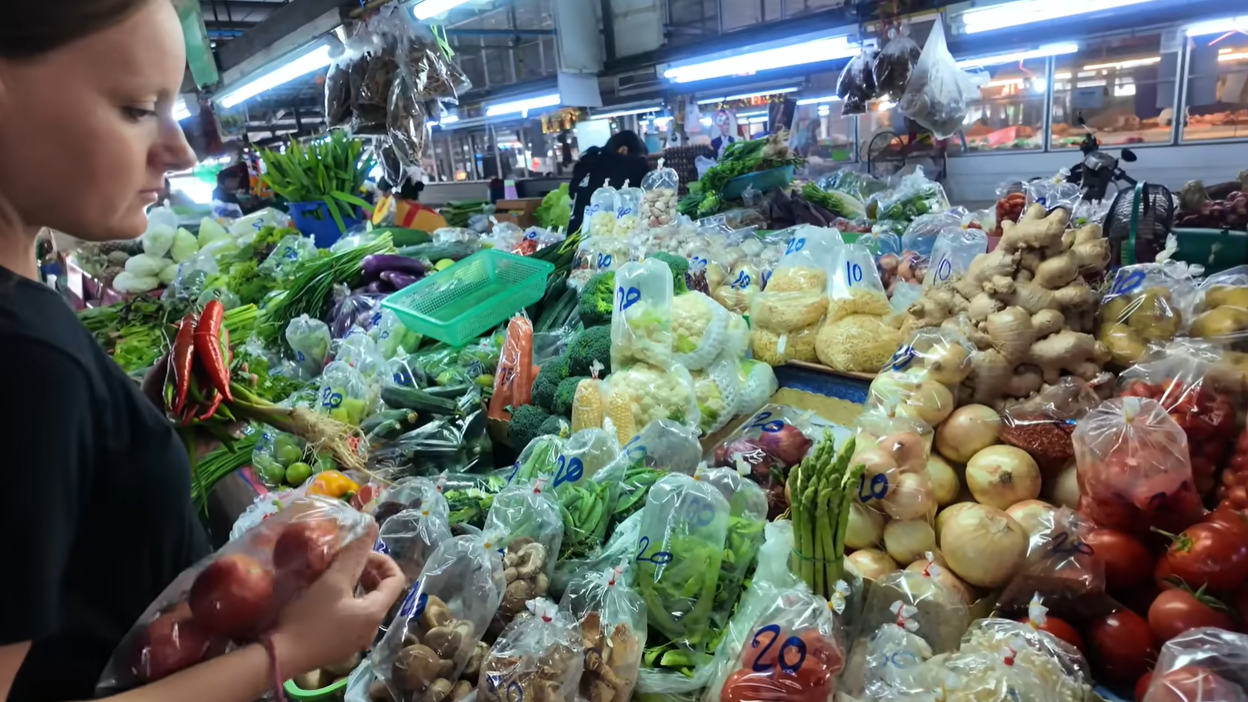 Chủ nhân kênh Youtube Raising Wildflowers chia sẻ trải nghiệm đi chợ Việt Nam, rất thích thực phẩm tươi như rau xanh - Ảnh: cắt từ clip