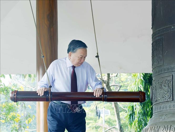 Tổng Bí thư, Chủ tịch nước Tô Lâm thỉnh chuông tại Nghĩa trang Liệt sĩ Tân Biên (Nghĩa trang Liệt sĩ Đồi 82). Ảnh: Thống Nhất/TTXVN