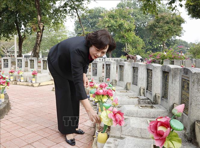 Đại biểu thắp hương tri ân các Anh hùng - Liệt sĩ tại Nghĩa trang Liệt sĩ Tân Biên (Nghĩa trang Liệt sĩ Đồi 82). Ảnh: Thống Nhất/TTXVN