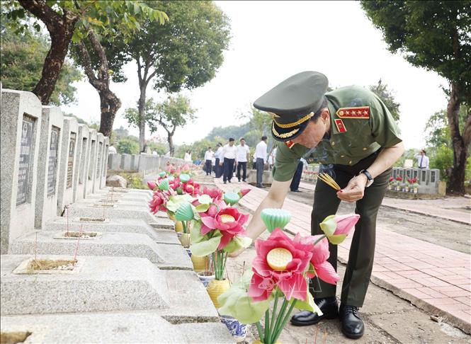 Đại biểu thắp hương tri ân các Anh hùng - Liệt sĩ tại Nghĩa trang Liệt sĩ Tân Biên (Nghĩa trang Liệt sĩ Đồi 82). Ảnh: Thống Nhất/TTXVN