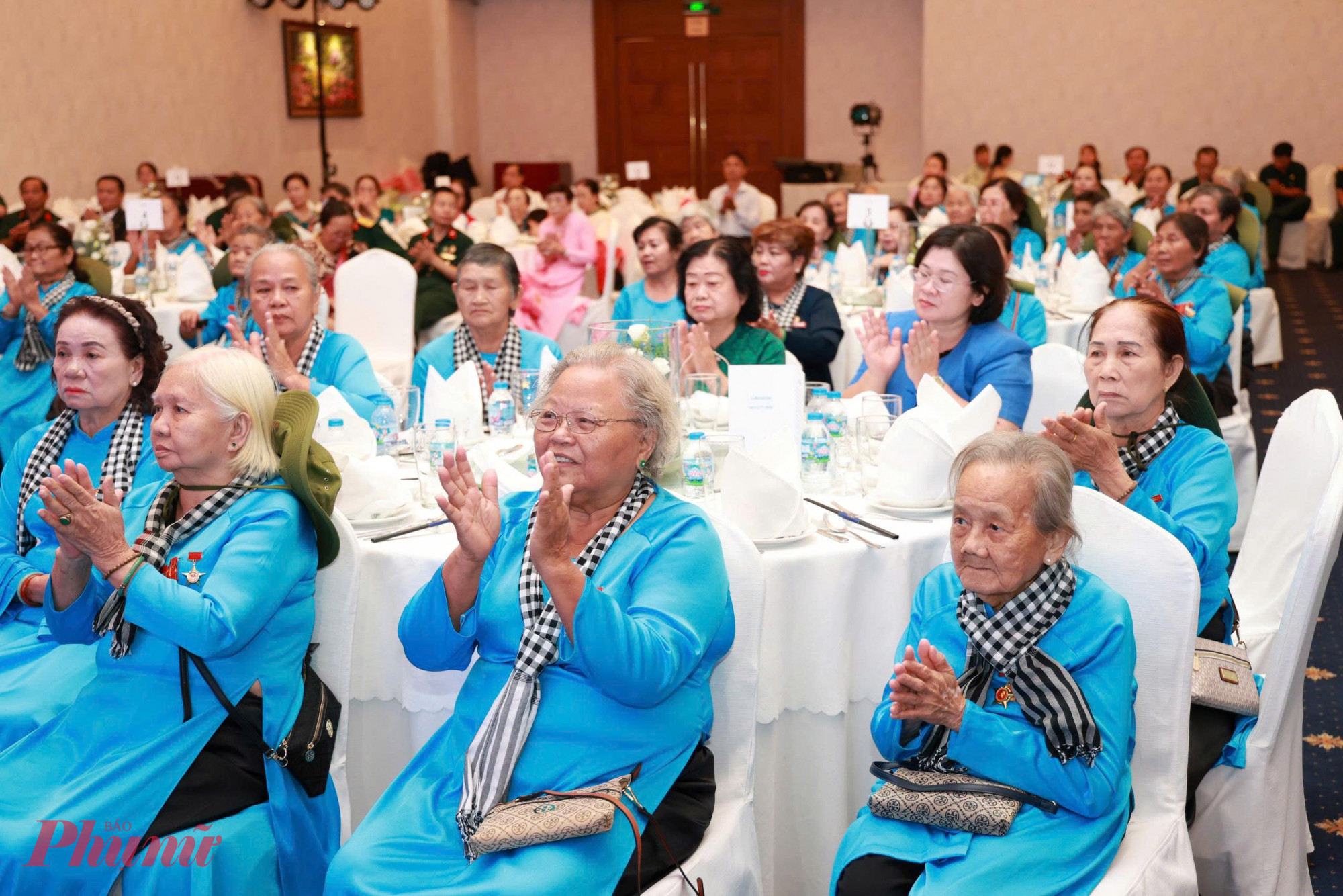 Những mái tóc bạc nhưng ánh mắt vẫn sáng ngời niềm tự hào của các nữ du kích Củ Chi - Ảnh: Thanh Tâm