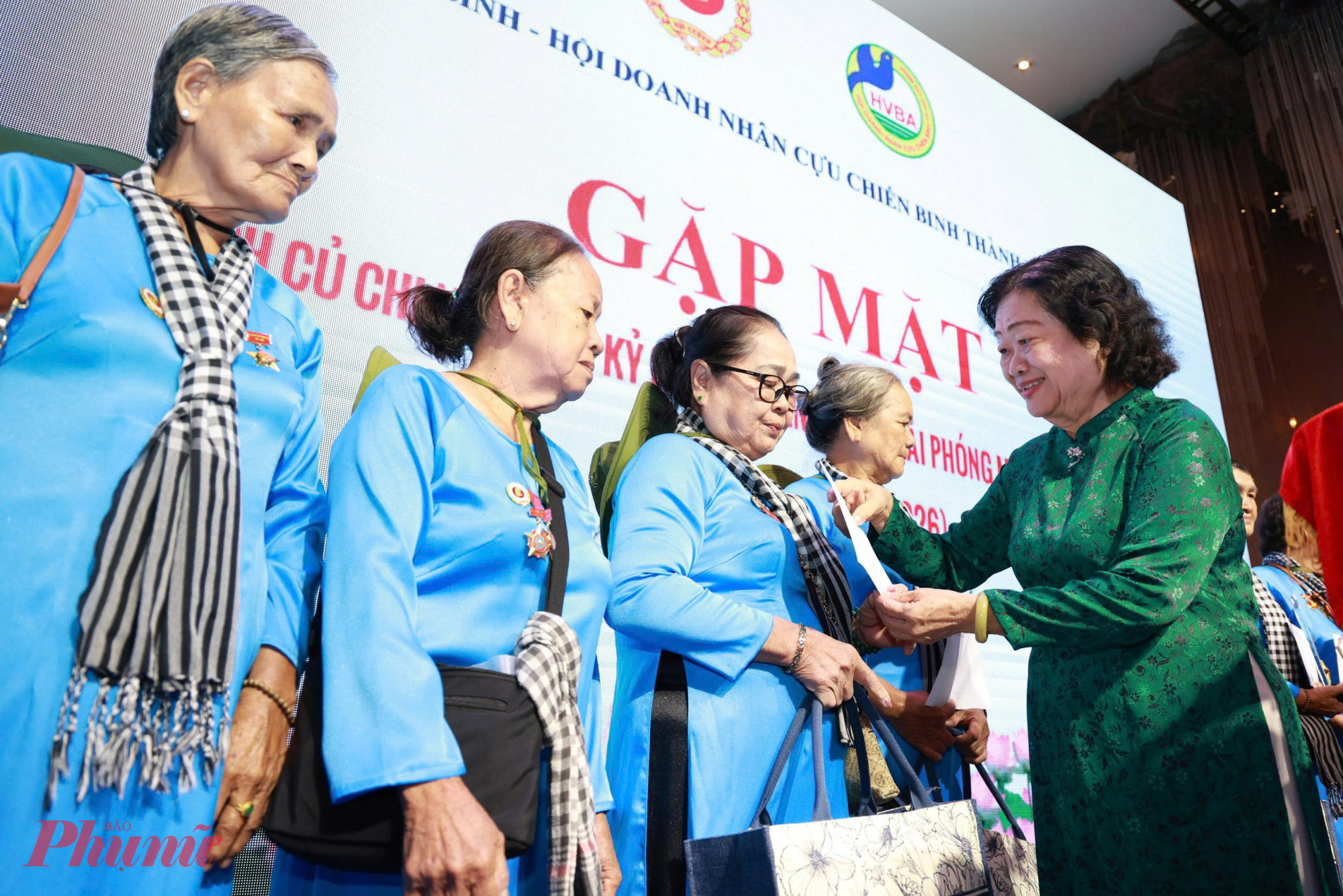 Bà Trương Mỹ Hoa trao quà đến các nữ du kích Củ Chi, gửi gắm sự tri ân sâu sắc tới những người phụ nữ anh hùng - Ảnh: Thanh Tâm