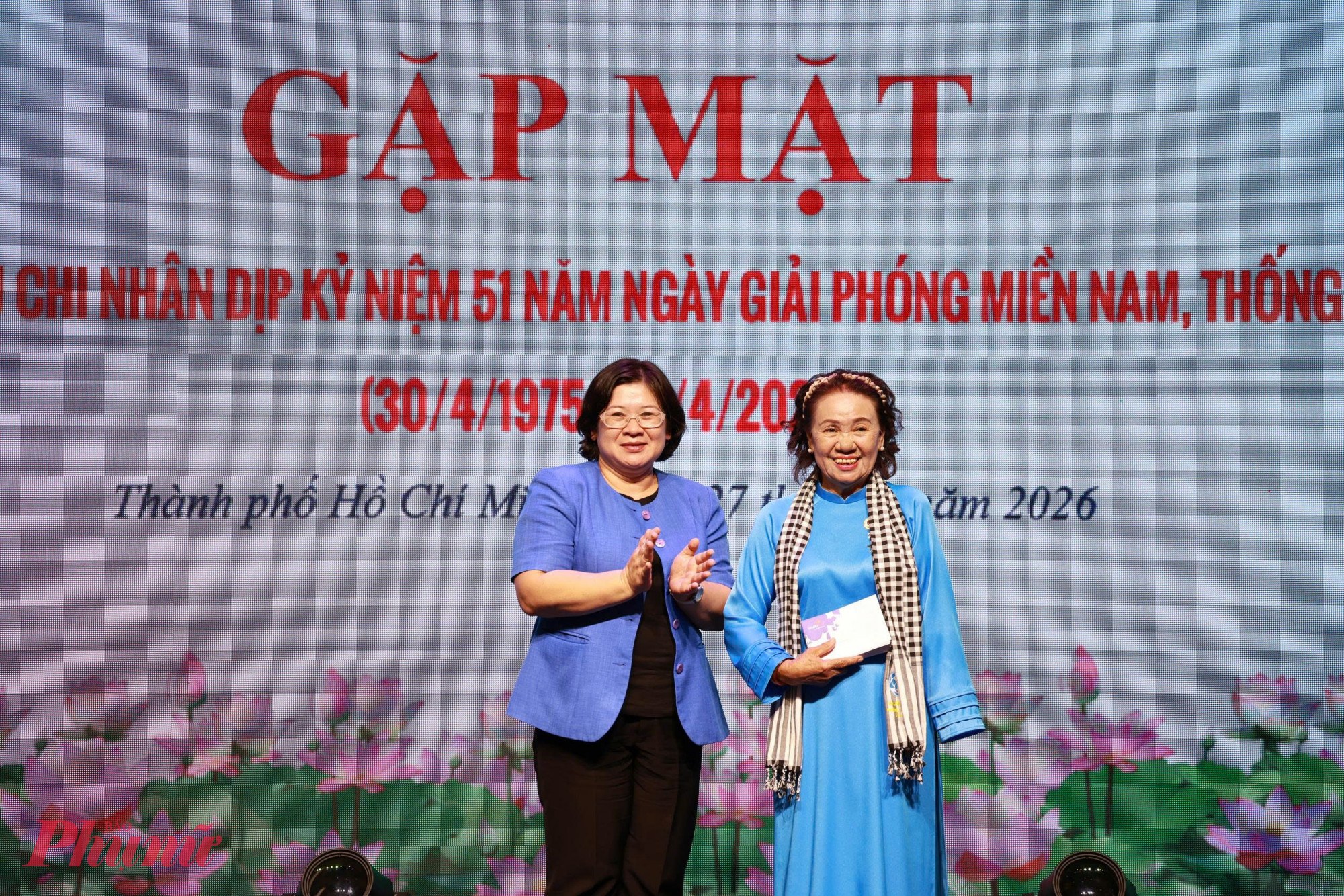 Bà Văn Thị Bạch Tuyết trao quà tri ân bà Võ Thị Trong - Trưởng ban liên lạc Đội nữ du kích Củ Chi - Ảnh: Thanh Tâm