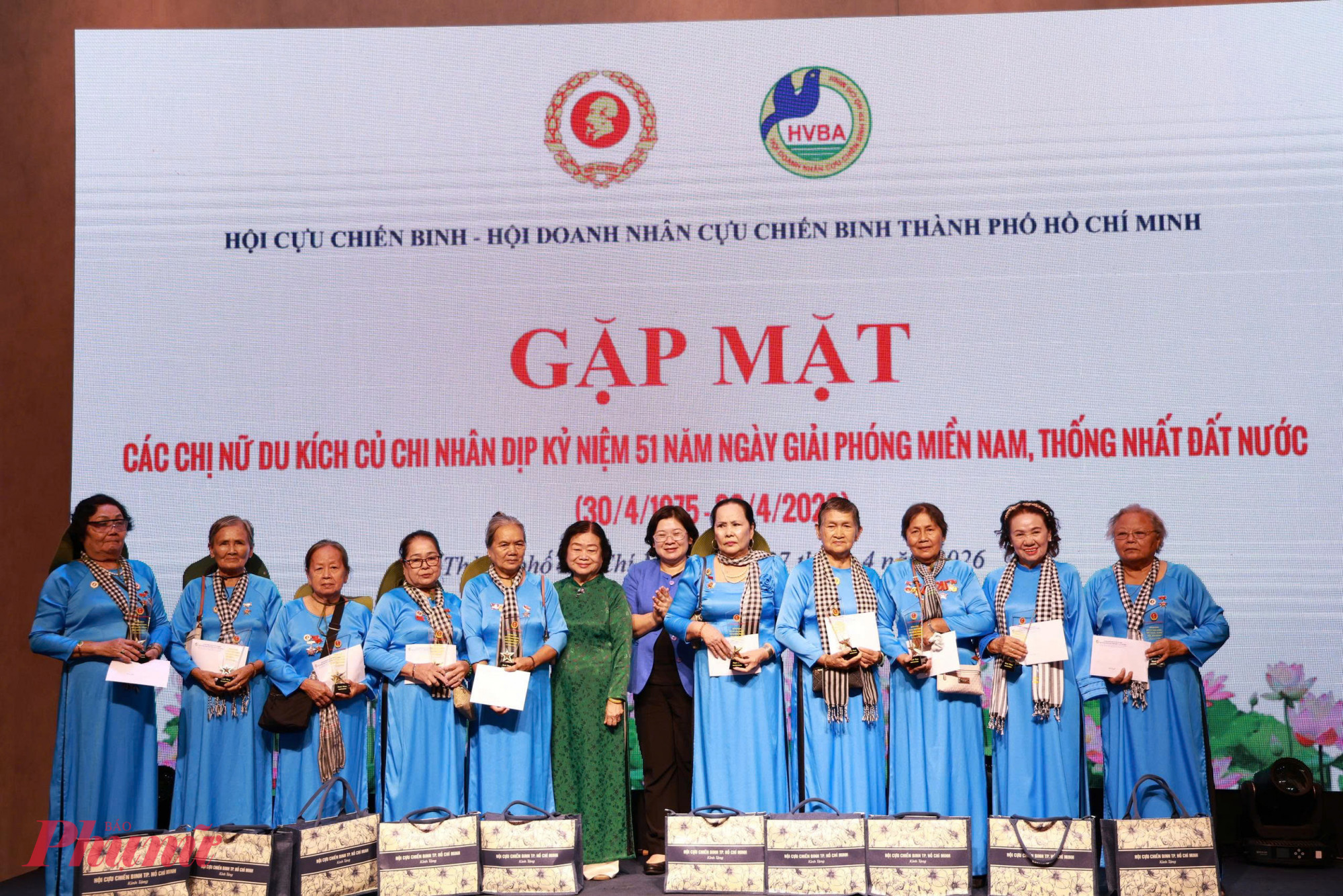 Bà Trương Mỹ Hoa - nguyên Bí thư Trung ương Đảng, nguyên Phó chủ tịch nước và bà Văn Thị Bạch Tuyết - Phó bí thư Thành ủy TPHCM trao quà đến các nữ du kích Củ Chi - Ảnh: Thanh Tâm