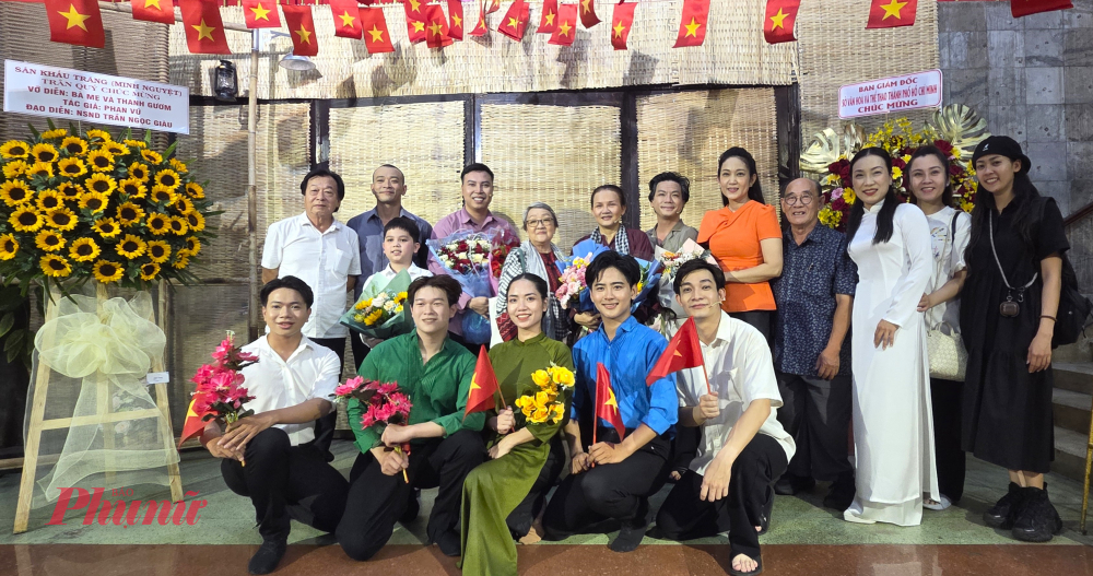 NSND Thanh Thúy, Phó Giám đốc Sở Văn hóa và Thể thao TPHCM, tặng hoa cho Giám đốc Nhà hát Kịch TPHCM Hà Quốc Cường.