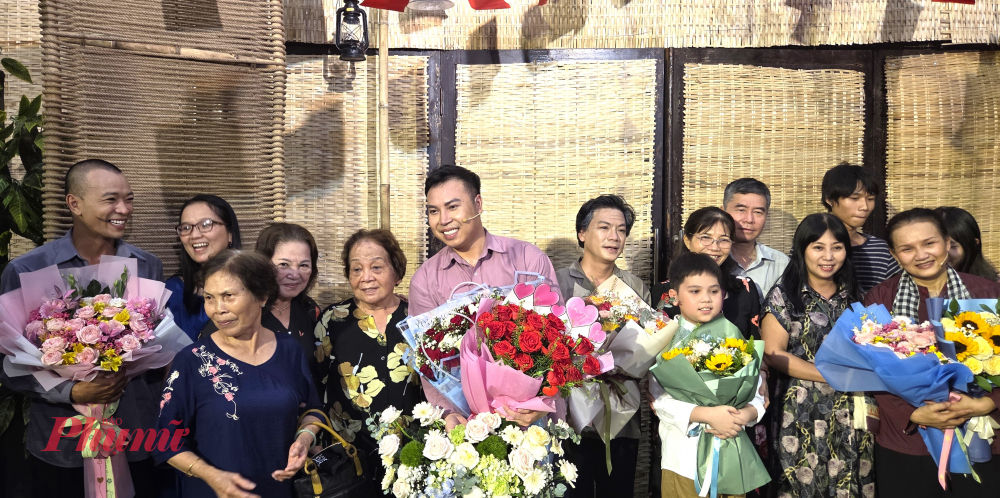 Các nghệ sĩ hạnh phúc trong vòng tay khán giả.