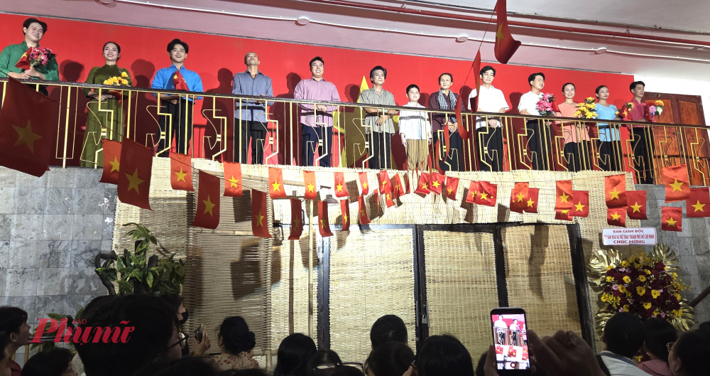 Các diễn viên chào kết vở ở vị trí khá đặc biệt.