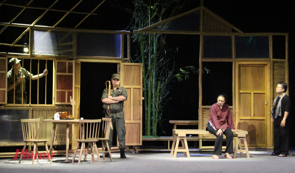 Không gian vở kịch Thanh gươm và bà mẹ