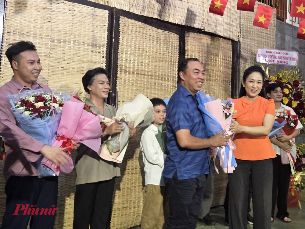 NSND Thanh Thúy, Phó Giám đốc Sở Văn hóa và Thể thao TPHCM, tặng hoa cho Giám đốc Nhà hát Kịch TPHCM Hà Quốc Cường.