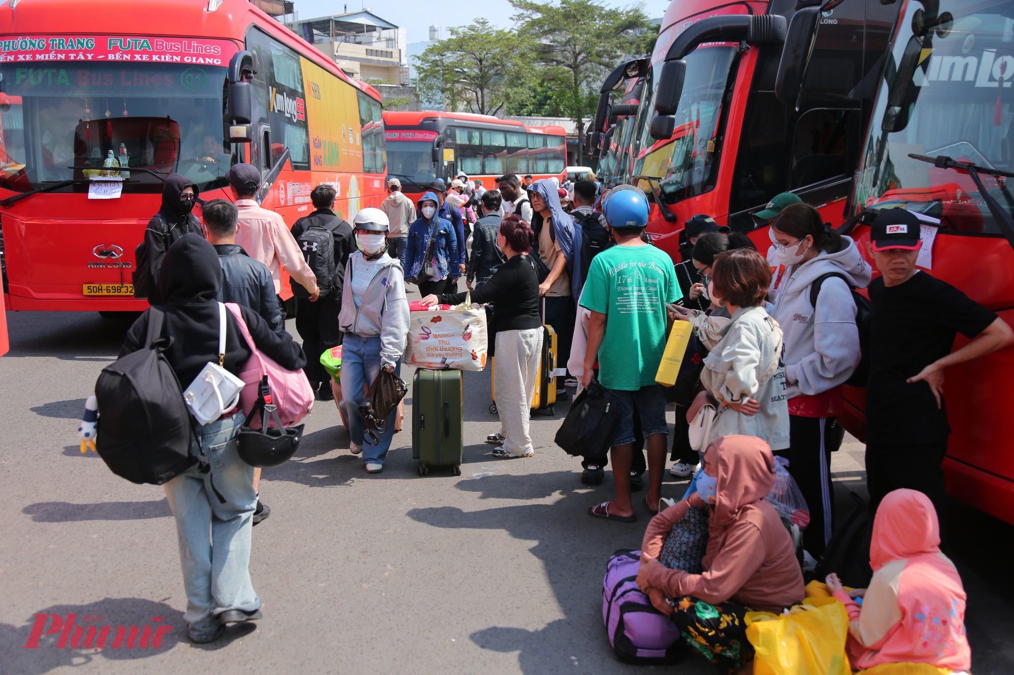 Hành khách chờ lên xe tại Bến xe Miền Tây - Ảnh: Nguyễn Văn