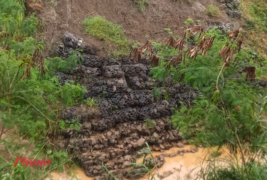  Những rọ đá chống sạt lở đã bị tuột xuống và không phát huy được hiệu quả